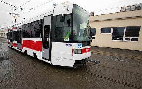 Jediná provozní tramvaj RT6N1. Dostala jméno ofinka. 